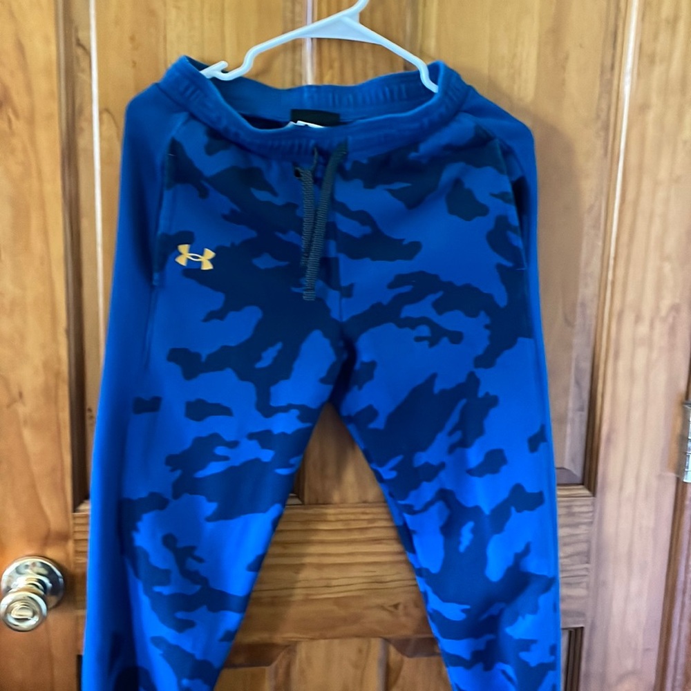 Boys youth XL two-toned camo joggers.